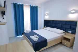 Postel nebo postele na pokoji v ubytování Hotel Vathi
