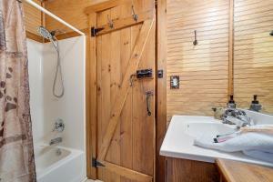 Phòng tắm tại Secluded Family Retreat in Dahlonega with Hot Tub! +23 ảnh