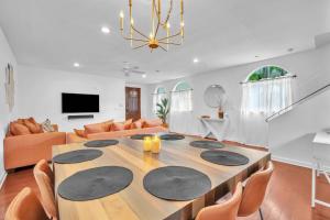 - un salon avec une grande table en bois et des chaises dans l'établissement Center Grove - Lush & Spacious & New - 3 Bedrooms, à Miami