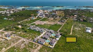 una vista aérea de un pueblo con casas y el océano en Nadia&Ale House - Maisha Resort, en Watamu