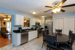 Η κουζίνα ή μικρή κουζίνα στο House #10 Paradise Found (pet friendly) private pier