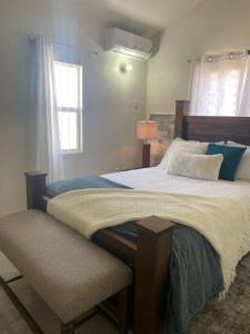 - une chambre avec un grand lit et une fenêtre dans l'établissement Maison Baie Retreat, à Discovery Bay