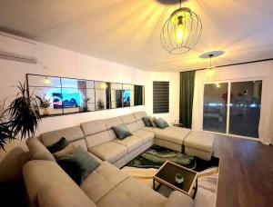 Posedenie v ubytovaní Holiday Home Chester with Heated Pool
