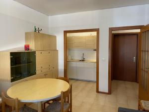 uma cozinha com uma mesa de madeira e uma mesa e uma sala de jantar em Parco Salute em Grado