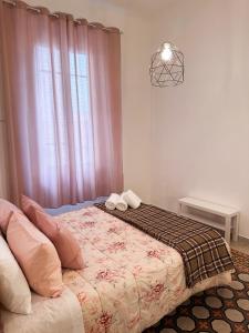ピサにあるLa Casa di Eliのベッドルーム(ベッド1台、窓付)