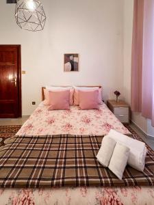 um quarto com uma cama grande e 2 almofadas em La Casa di Eli em Pisa