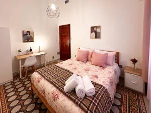 a bedroom with a bed with two towels on it at La Casa di Eli in Pisa