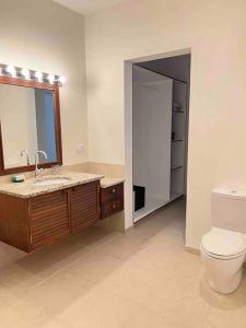 Vannituba majutusasutuses Aruanda Apartment - perfect get-away for two at the top of Bequia