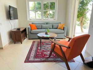 ein Wohnzimmer mit einem Sofa und einem Tisch in der Unterkunft Aruanda Apartment - perfect get-away for two at the top of Bequia in Union