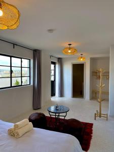 Socco Hostel في طنجة: غرفة نوم فيها سرير وطاولة فيها