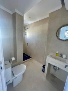 Łazienka z białą toaletą i umywalką w obiekcie Socco Hostel w mieście Tanger