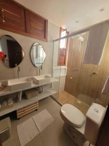 uma casa de banho com um WC, um lavatório e um chuveiro em Casa em condomínio de Cotovelo c/ vista para o mar em Parnamirim