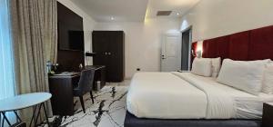 Posteľ alebo postele v izbe v ubytovaní The Safron Hotel