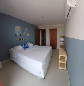 um quarto com uma grande cama branca num quarto em Casa em condomínio de Cotovelo c/ vista para o mar em Parnamirim