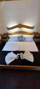 1 dormitorio con 1 cama con sábanas y almohadas blancas en Ferienhaus Lechtaler Alpen, en Bach