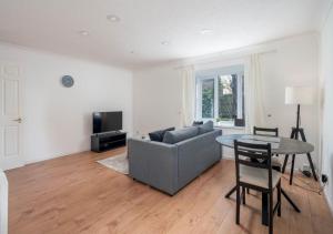 Posezení v ubytování Pet Friendly - 1 Bedroom Apartment with Parking in Crawley By Sublime Stays