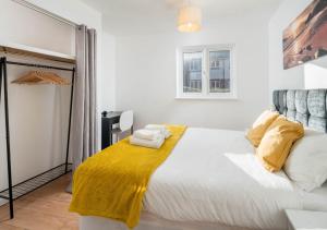 Postel nebo postele na pokoji v ubytování Pet Friendly - 1 Bedroom Apartment with Parking in Crawley By Sublime Stays