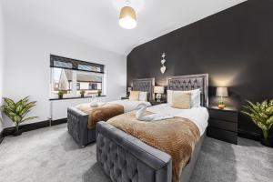 1 dormitorio con 2 camas y ventana grande en Luxury by the Sea Blackpool's Finest Getaway for 8, en Blackpool