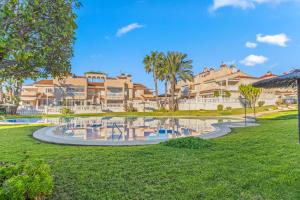una casa con un estanque frente a un patio en Bugenwilla Orihuela Costa, en Orihuela Costa