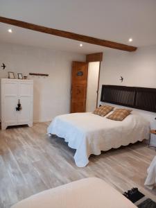 sypialnia z 2 łóżkami i drewnianą podłogą w obiekcie Les Tilleuls w mieście Saint-Jean-dÊ¼Avelanne