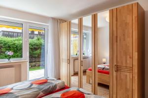 ミッテンヴァルトにあるFerienwohnung Alpenglückのベッドルーム1室(ベッド2台、窓付)