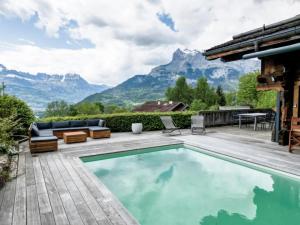 una piscina con vistas a las montañas en Chalet Hygge avec piscine en Saint-Gervais-les-Bains