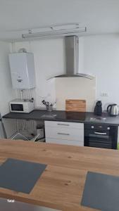 een keuken met een aanrecht en een fornuis top oven bij maison pas loin centre-ville in Reims
