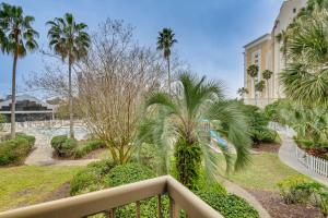 een balkon met palmbomen en een gebouw bij Resort-Style Orlando Studio Steps to Beach! in Orlando