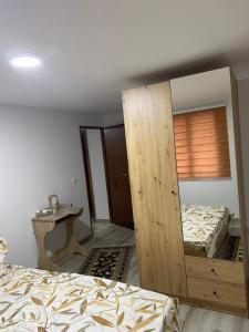 1 dormitorio con litera y puerta de madera en Bibex Komplex en Gornje Međurovo