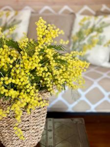 kosz wypełniony żółtymi kwiatami na stole w obiekcie Cabaña Romántica w mieście Collantres