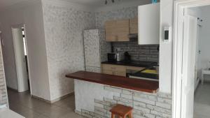 una cucina con piano di lavoro in una camera di Appartamento Corallo a Costa Del Silencio