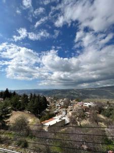 una vista su una città sotto un cielo nuvoloso di Chambous house a Kelokedhara