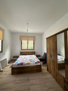 1 dormitorio con cama y ventana en Chambous house, en Kelokedhara