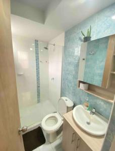 y baño con aseo, lavabo y ducha. en Apartamento en el Norte de Barranquilla- Amoblado, en Barranquilla