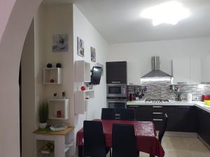 een keuken met een rode tafel en stoelen in een kamer bij Inessa's flat in Pieta