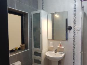 een badkamer met een wastafel en een spiegel bij Inessa's flat in Pieta