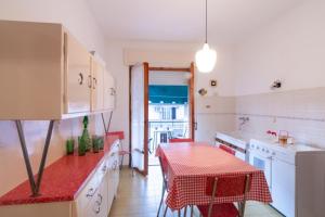 une cuisine avec une table et un tissu de table rouge et blanc dans l'établissement Appartamento AZ, à Follonica