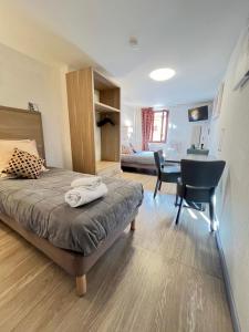 Postel nebo postele na pokoji v ubytování Hôtel Du Cheval Blanc Barcelonnette