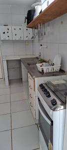 cocina con fogones y encimera en Flat em Itamaracá en Itamaracá