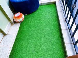 a green floor with a shell on the side of a staircase at Sarah's Studio in Kiambu