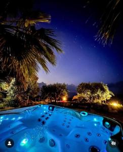 un primer plano de un objeto azul por la noche en Villa Valmar Scopello en Castellammare del Golfo