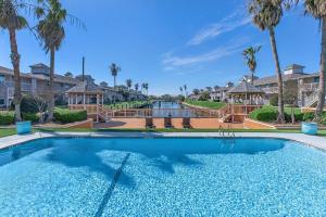 una piscina en un complejo con palmeras en Escape To Island Bay - Walk To Moody Gardens, en Houston