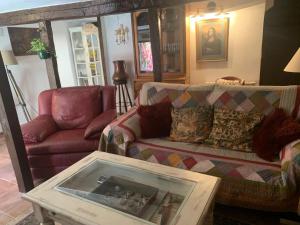 - un salon avec un canapé et une table basse dans l'établissement Patones de Arriba, à Patones