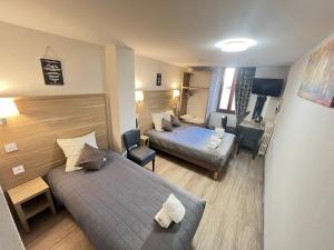 Postel nebo postele na pokoji v ubytování Hôtel Du Cheval Blanc Barcelonnette