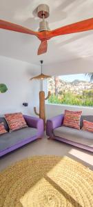 sala de estar con sofás morados y ventilador de techo en Casa Sãnti - Luxury Home- For 8 guests, en Benissa 39 fotos más