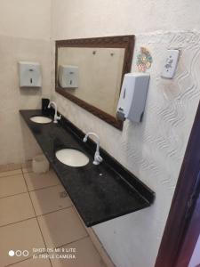 Baño con 2 lavabos y espejo en Pousada San Salvador, en Salvador