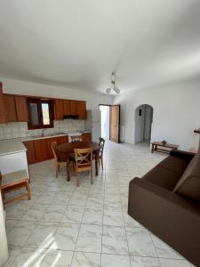salon ze stołem i kuchnią w obiekcie Palamari Skyros w mieście Skiros