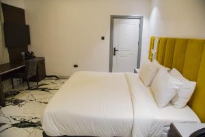 Posteľ alebo postele v izbe v ubytovaní The Safron Hotel