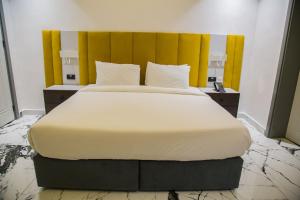 Posteľ alebo postele v izbe v ubytovaní The Safron Hotel
