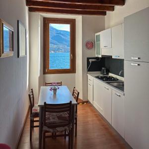 Oliveto Larioにあるrenzo e Lucia lake view apartmentの海の景色を望むキッチン(テーブル付)